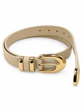 Cinto de cuero color beige con hebilla, pasadores y puntera metálicos en acabado dorado brillante.