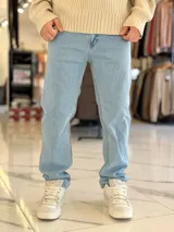 Pantalón de jean de corte recto y tiro mid, en color celeste clásico con efecto lavado.