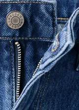 Jeans de denim azul de corte wide leg y tiro medio, con diseño clásico de cinco bolsillos y cierre frontal con botón y cremallera.
