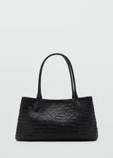 Bolso tipo tote negro confeccionado en cuero con diseño trenzado, asas largas para el hombro y cierre de botón magnético.