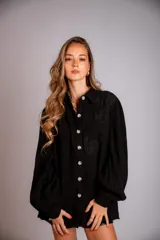 Camisa negra de muselina con bordado floral en la parte delantera y mangas globo.