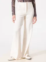 Pantalón sastrero de tiro alto color blanco, con botamanga ancha y cintura interna de poplín.