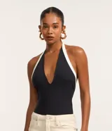 Body de mujer color negro con escote en V profundo y tirantes tipo halter en contraste blanco.