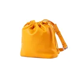 Cartera tipo morral de símil cuero graneado color naranja, modelo Melina Marinero Chico de XL. Cuenta con cierre superior fruncido mediante cordones ajustables, correa regulable con hebilla y herrajes plateados.