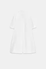Vestido corto camisero de la ZW Collection de Zara, confeccionado en hilatura de algodón de color verde. Presenta cuello solapa, manga corta, diseño en línea evasé y cierre frontal con botones.