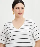 Blusa de algodón rayada en blanco y negro, con cuello en V y mangas cortas.