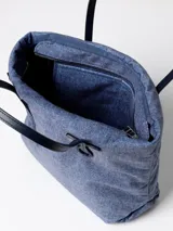 Bolso tote azul denim con asas de cuero sintético negro y logo de ancla.