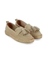 Alpargatas de gamuza color beige, estilo mocasín con detalle de flecos (tassels) en el empeine y suela revestida en yute trenzado.