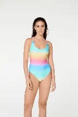 Traje de baño enterizo con estampado degradado en tonos pastel y tirantes de soga trenzada en colores rosa y naranja.