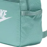Mochila pequeña Nike Sportswear, color verde menta o celeste claro, con textura tejida y logo Nike grande en blanco en el frente. Presenta un compartimento principal con cierre, un bolsillo frontal con cierre y bolsillos laterales abiertos.