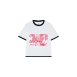 Remera blanca oversize con cuello y bordes de mangas en negro, de manga corta, con estampa frontal en tono rojo con la leyenda "Eme Studios 1995 Tour California Dreaming".