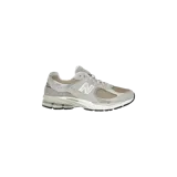 Championes urbanos New Balance modelo 2002R Shipyard, en tonos gris y marrón, con capellada de malla y superposiciones de gamuza, logo "N" lateral y suela con tecnología N-ergy.