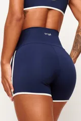 Short deportivo azul marino de cintura alta, con detalles de ribetes en color blanco en los laterales y en el contorno del ruedo.