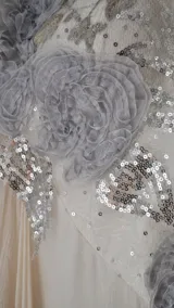 Vestido largo de novia en gasa color blanco marfil, con escote corazón, breteles finos y detalles de plata y tul con bordado en el corpiño.