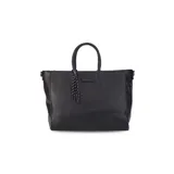 Cartera de formato amplio y estructurado, color marrón, con doble asa de mano y correa larga desmontable y regulable que permite llevarla al hombro o cruzada. Cuenta con cierre superior y aplique decorativo en el frente.
