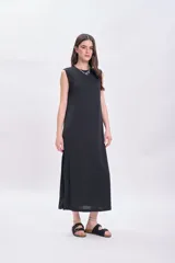 Vestido largo sin mangas color negro, de corte recto y cuello redondo.