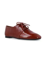 Zapato tipo oxford de cuero charolado color cognac, con cierre de cordones y suela plana.