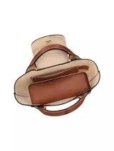 Cartera tipo tote en tamaño extra pequeño, confeccionada en cuero liso color verde oliva. Presenta una estructura rígida, doble asa corta superior y cierre con solapa y broche metálico con logo grabado.