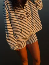 Short de tiro medio a rayas verticales blancas y negras, de tela suave y flexible.