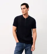 Polo de punto azul marino para hombre, confeccionada en algodón con textura de rayas verticales y patrón en zigzag, cuello polo con cierre frontal parcial y mangas cortas.