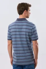 Remera polo de manga corta con diseño de rayas horizontales en color azul marino y rosado. Cuenta con cuello camisero, cierre frontal con botones y calce clásico.