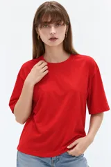Remera de manga corta color rojo, con cuello redondo a la base y diseño holgado.
