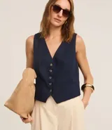 Chaleco femenino azul marino, confeccionado en viscolino, con escote en V, cierre frontal con botones contrastantes en color dorado y bolsillos delanteros.