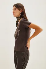 Remera de algodón en color gris oscuro con efecto desgastado. Presenta un estampado frontal en forma de corazón con la inscripción 'Spooky Show Festival' en tono claro.