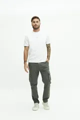 Pantalón cargo negro de corte recto sin puños, con bolsillos laterales con solapa y botón, bolsillos delanteros y traseros, y pasacintos en la cintura.