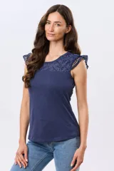Remera color verde menta sin mangas con detalles de broderie calado en los hombros y canesú superior.