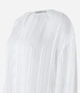 Blusa blanca de chiffon con cuello redondo y abertura en forma de gota en el frente. Tiene mangas 3/4 y rayas de hilo teñido metalizado.