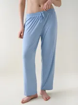 Pantalón para dormir de pierna recta, confeccionado en viscosa suave y liviana con cintura elastizada y cordón ajustable a tono.