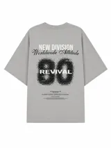 Remera de corte oversize color gris oscuro, con cuello redondo y estampa tipográfica minimalista en el centro del pecho.