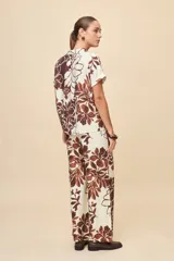 Pantalón ancho estampado de corte amplio y fluido, con cintura elastizada y lazo ajustable.