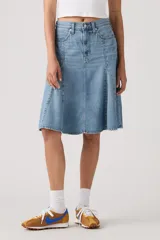Falda midi de denim en tono azul claro, con diseño acampanado y paneles verticales tipo godet.