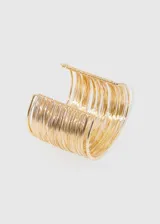 Pulsera brazalete rígido color dorado, con diseño de múltiples hilos finos.