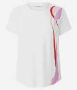 Remera deportiva de microfibra color blanco, con cuello redondo, mangas cortas y detalle de estampa lateral con ondas en tonos fucsia y violeta.