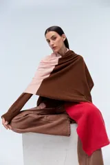 Ruana tejida de punto con bloques de color beige y marrón. Confeccionada en lambswool.