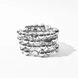 Pulsera plateada con múltiples hilos de cuentas redondas de diferentes tamaños.