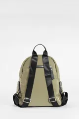 Mochila de diseño funcional en color verde oliva, confeccionada en poliéster. Cuenta con un compartimento principal amplio, un bolsillo frontal con cierre y dos bolsillos laterales con cierre. Incluye manija superior y tiradores de cierre en cuero sintético negro.