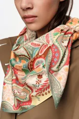 Pañuelo cuadrado confeccionado en poliéster reciclado, con diseño estampado tipo paisley y floral en tonos multicolor.