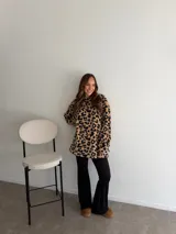 Buzo de peluche con estampado animal print de leopardo, de corte oversize, cuello redondo y mangas largas.