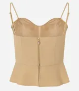 Blusa estilo corset color beige claro, con escote corazón y breteles finos. Presenta un corte ajustado en el torso y un volado peplum en el bajo.