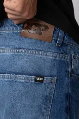 Pantalón de jean de corte recto en color celeste claro, con diseño clásico de cinco bolsillos y costuras reforzadas.