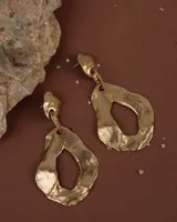 Par de aros colgantes de bronce y alpaca color plateado, con forma orgánica irregular y textura martillada. Cierre con perno y mariposa de plata 925.