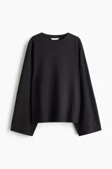 Buzo oversized de punto interlock pesado en color negro, con cuello redondo y mangas largas amplias.
