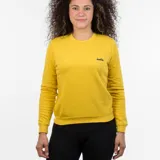 Buzo de algodón color mostaza, con cuello redondo y manga larga. Presenta un pequeño logo bordado en negro en el pecho.