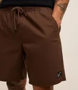 Bermuda verde claro texturizada, con cintura elástica ajustable con cordón, bolsillos laterales y traseros.