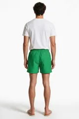 Short de baño naranja con cintura elástica y cordón ajustable.