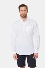 Camisa celeste de lino y algodón, de manga larga, corte slim, con cuello mao, medio abotonada y bolsillo en el pecho.